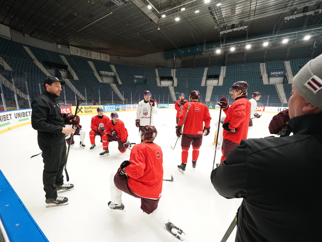 Latvijas hokeja izlases galvenā trenera asistents Raimonds Vilkoits treniņā ''Hovet'' arēnā pirms 2025. gada pasaules hokeja čempionāta Stokholmā.