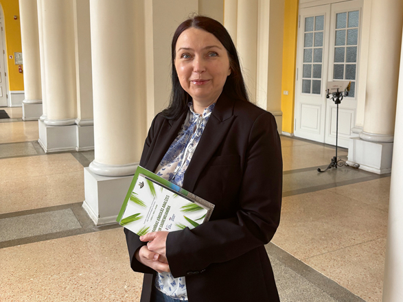 Latvijas Biozinātņu un tehnoloģiju universitātes (LBTU) Meža un vides zinātņu fakultātes asociētā profesore, inženierzinātņu doktore Laima Bērziņa Latvijā ir atbildīgā par lauksaimniecībā radīto SEG emisiju aprēķinu. Viņa ar SEG emisiju inventarizāciju darbojas kopš 2012. gada.
