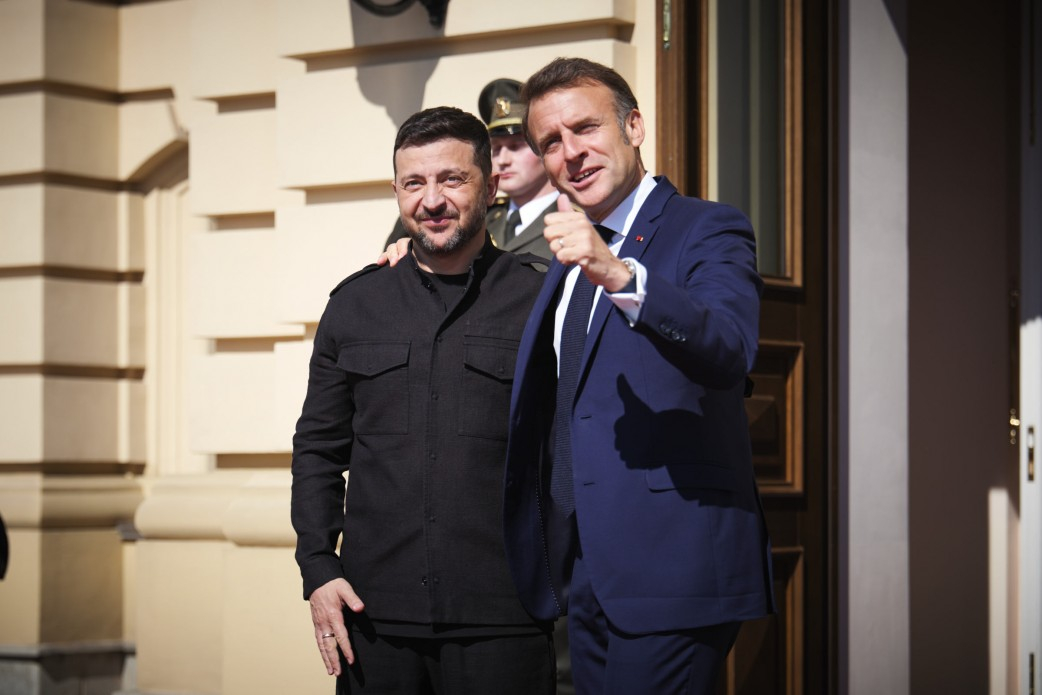 Emanuels Makrons un Volodimirs Zelenskis.