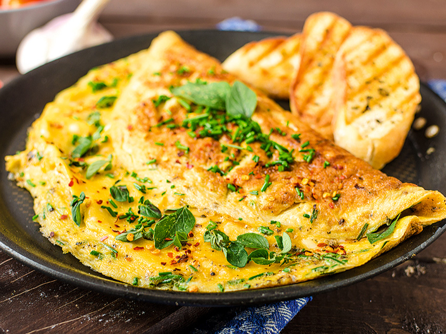 Omlete ar skābenēm, spinātiem un sieru.