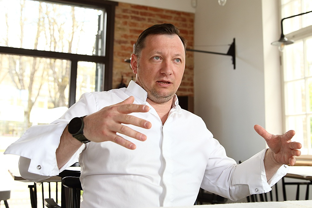"Pandēmijas laikā, kad nodarbojāmies ar piegādēm, bijām labi iemācījušies cept kotletes un vārīt zupu līdznešanai, tāpēc doma tirgot gatavo produkciju nāca pavisam dabiski," saka "Michelin" ceļvedī iekļautā restorāna "Kest" līdzīpašnieks Māris Jansons, kurš tikko t/c "Sāga" ir atvēris trešo un lielāko zīmola "Kest" veikalu, kurā var iegādāties šefpavāra radītus ēdienus ikdienas maltītēm.