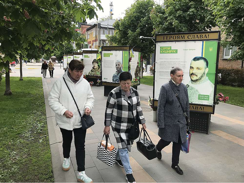 Bučas ielās izvietoti stendi ar stāstiem par karadarbībā bojāgājušiem ukraiņiem.