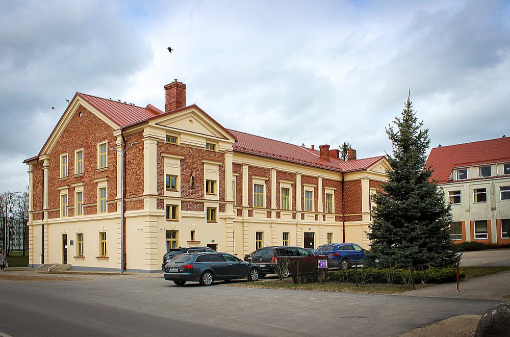 Zaļenieku kultūras nams piedzīvojis vērienīgu pārbūvi. Projekta kopējās izmaksas, ieskaitot projektēšanu, būvniecību, autoruzraudzību un būvuzraudzību, bijušas 2 714 239,39 eiro, ieskaitot PVN.
