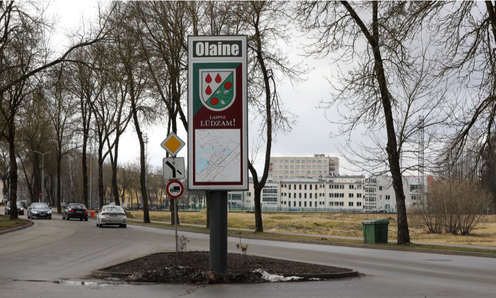 Olaines novads tiek raksturots kā industriāla pašvaldība, kas dodot iedzīvotājiem darba vietas un ienākumus, taču infrastruktūrā daudzviet vēl redzams padomju laika mantojums.