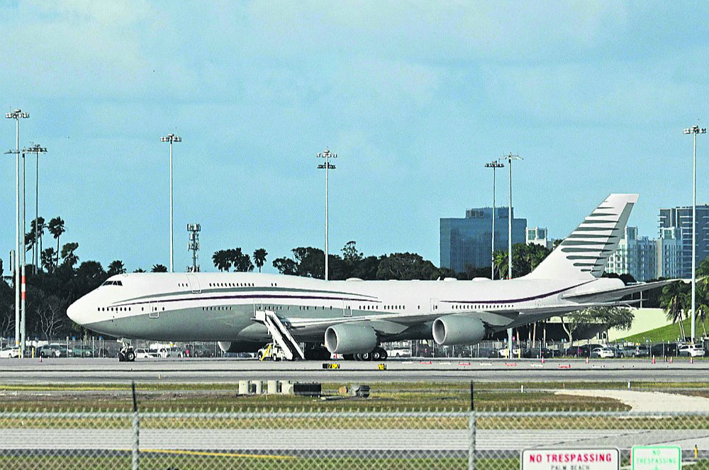Kataras karaliskās ģimenes lidmašīna "Boeing 747-8" Floridā šā gada februārī.