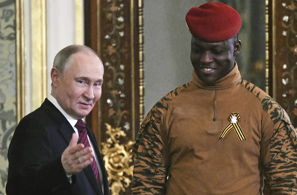 Burkinafaso vadonis Traore (no labās) 9.–10. maijā viesojās Maskavā, kur viņu uzņēma Krievijas diktators Vladimirs Putins.