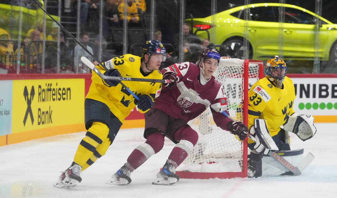 Latvijas hokeja izlases spēlētājs Anrī Ravinskis (nr.43) pasaules hokeja čempionāta spēlē starp Latvijas un Zviedrijas valstsvienībām ''Avicii'' arēnā.