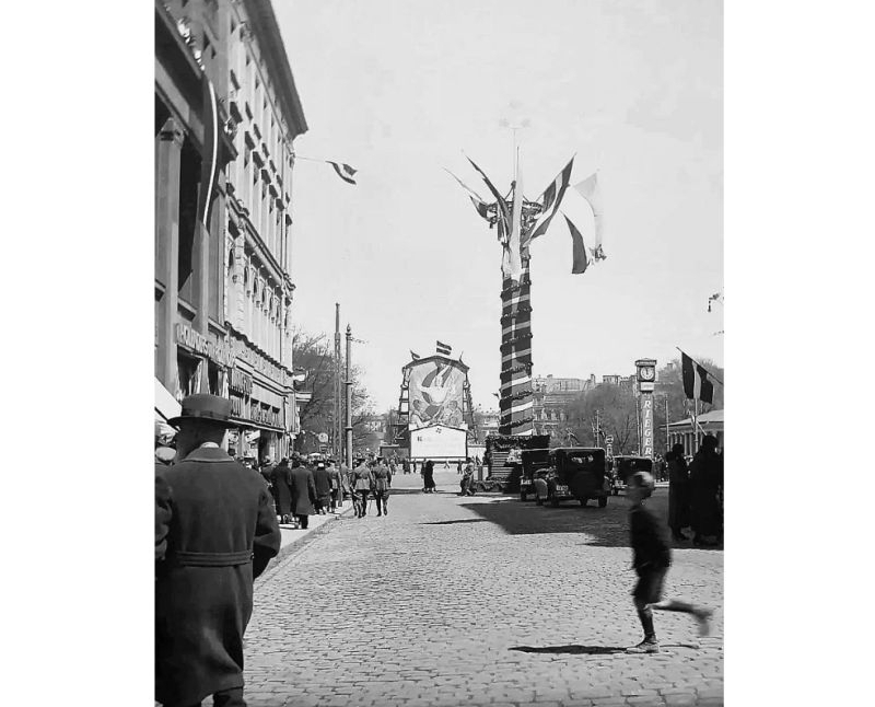 Daudzu apbrīnotais Uzvaras stabs 1935. gada maija dienās.