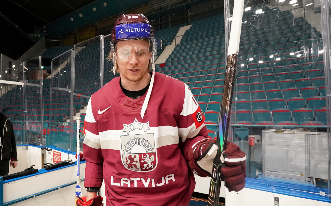 Latvijas hokeja valstsvienības spēlētājs Rodrigo Ābols pirms oficiālās fotografēšanās pasaules hokeja čempionātā ''Hovet'' arēnā.