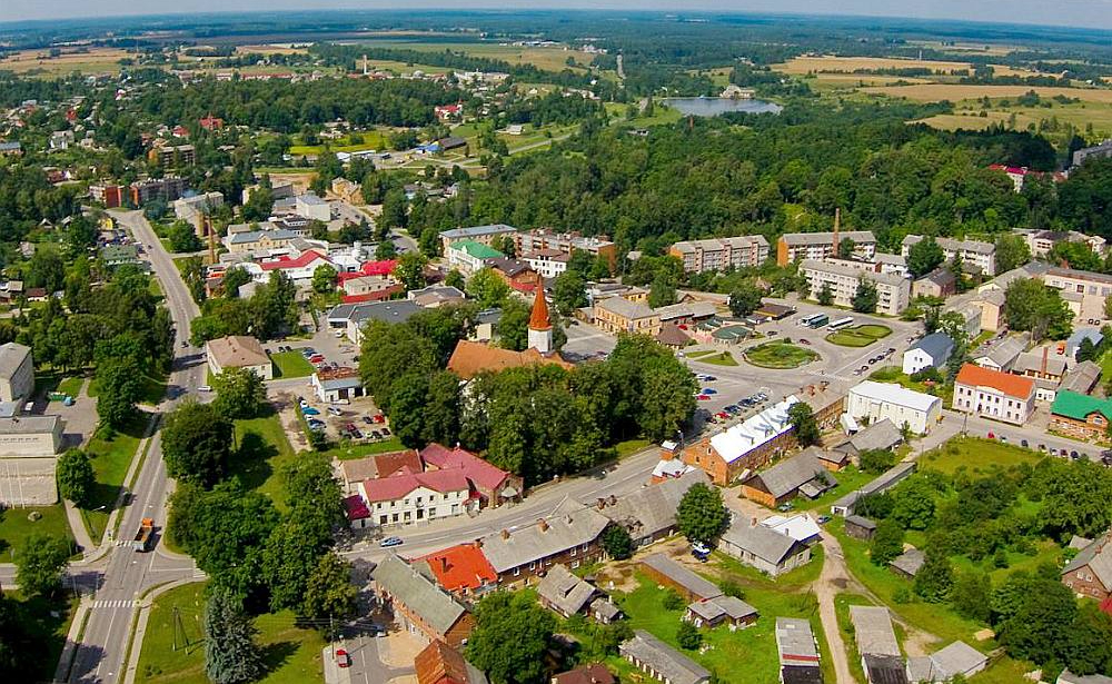No malas varbūt šķiet, ka lielākās investīcijas nonāk Smiltenē, taču, rēķinot uz vienu iedzīvotāju, to sadale esot diezgan taisnīga.