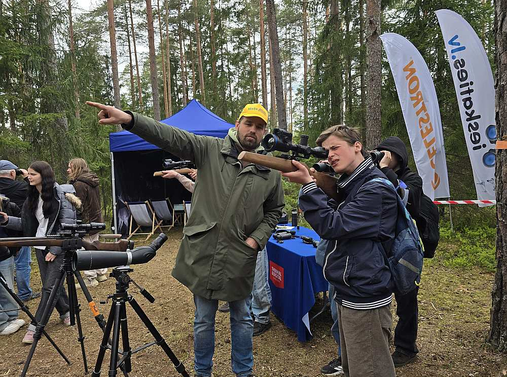 Uzdevumu jauniešiem – atrast, kur paslēpušies Latvijas dzīvnieki, – palīdz veikt "Pulsar Latvija" pārstāvis Viesturs Arklons, kas pasākumā piedalās jau daudzus gadus.