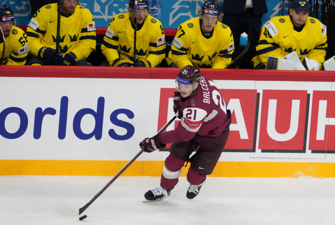 Latvijas hokeja izlases spēlētājs Rūdolfs Balcers pasaules hokeja čempionāta spēlē starp Latvijas un Zviedrijas valstsvienībām ''Avicii'' arēnā.