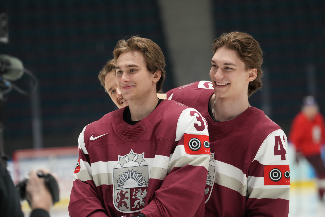 Latvijas hokeja valstsvienības spēlētāji Martins Laviņš (no kreisās) Anrī Ravinskis pēc oficiālās fotografēšanās pasaules hokeja čempionātā ''Hovet'' arēnā.