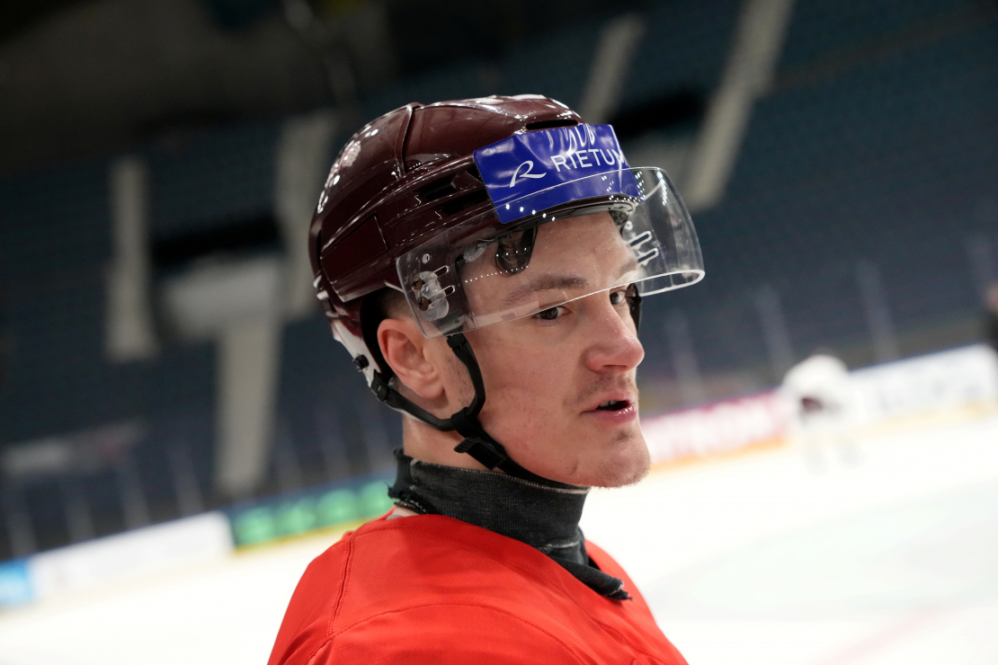 Latvijas hokeja izlases spēlētājs Kristaps Zīle treniņā.