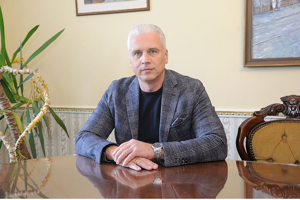 "Grozījumi Apdrošināšanas un pārapdrošināšanas izplatīšanas likumā nav sagatavoti, lai risinātu kādas nozarei aktuālas problēmas. Kā mums tika paskaidrots, tie tikuši sagatavoti tikai pēc LB iniciatīvas, "lai sakārtotu nozari", iepriekš gan nekonsultējoties ar pašu nozari pārstāvošajām organizācijām par šādas sakārtošanas nepieciešamību," asi kritisks par iecerētajām izmaiņām ir Latvijas Apdrošināšanas brokeru asociācijas (LABA) valdes priekšsēdētājs Aigars Krūms.