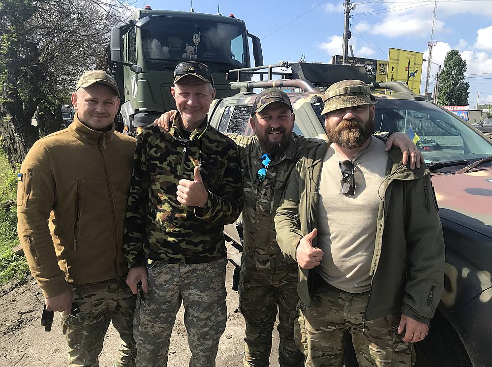 Šiem nacionālās gvardes karavīriem kārtējā četrus mēnešus ilgusī atrašanās frontē beigusies, viņi dodas atvaļinājumā uz mājām.