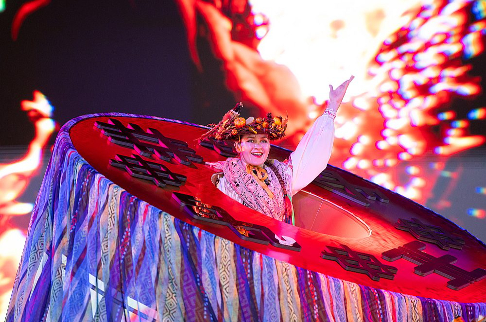 Nacionālajā dienā Latvijas kultūras daudzveidība parādīta ar īpaši tai radītu multimediālu performanci "Echo/Atbalss", kuras tapšanā piedalījušies mākslinieki no Latvijas un Japānas.