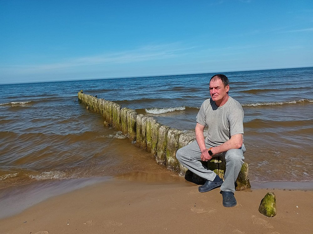 "Pērn jūrā vēl gāju – ar paziņu, kuram licence bija. Šogad neesmu bijis, jo vairākas reizes pacelta arī maksa par iebraukšanas atļauju automašīnai, lai uz jūras krastu pievestu laivu," piejūras zvejnieku neapmierinātību ar jauno kārtību zvejas atļauju izsniegšanas noteikumos atklāj Miķeļtorņa iedzīvotājs Dzintars Lēmanis.