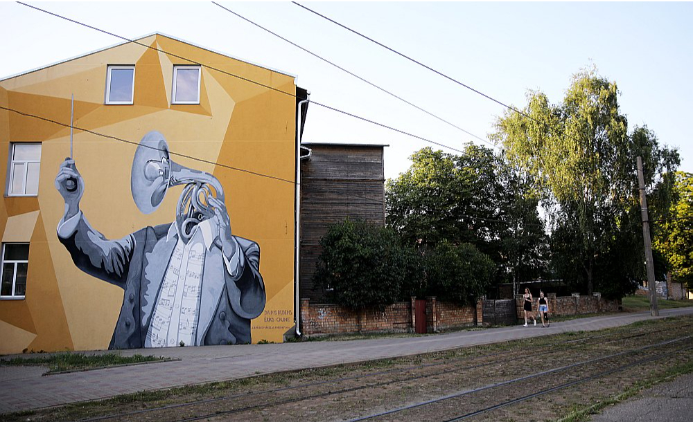 Liepāja ir kļuvusi par Eiropas Kultūras galvaspilsētu 2027. gadā, kas stiprina domes vadības vēlmi iezīmēt pilsētas vietu Eiropā. Attēlā – sienas gleznojums "Skaņu vīrs" Liepājā.