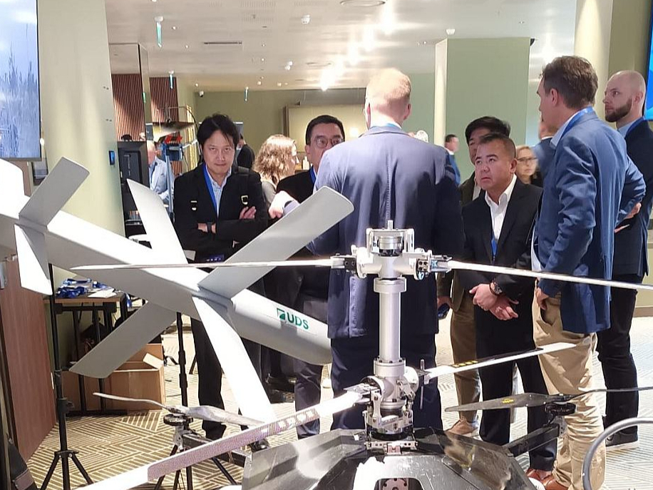 "Baltic Miltech Summit 2025" izstādē pārsvarā bija apskatāmi daudz dažādu dronu modeļu, kā arī ar to vadību un apkopi saistītas inovācijas.