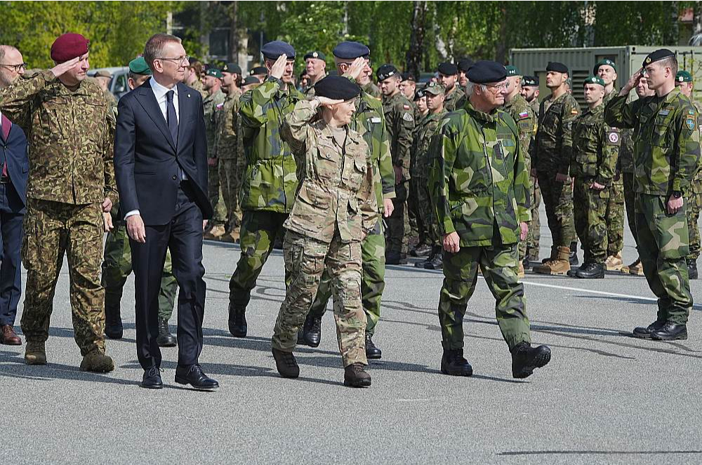 Zviedrijas karalis Kārlis XVI Gustavs (no labās) Ādažu militārajā bāzē tiekas ar zviedru bataljona karavīriem.