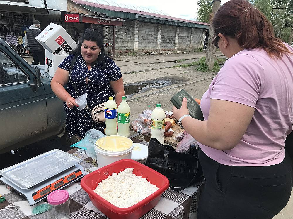 Olga kopā ar māti tur desmit govis un visu saražoto produkciju ved tirgot uz Konstantinivku.