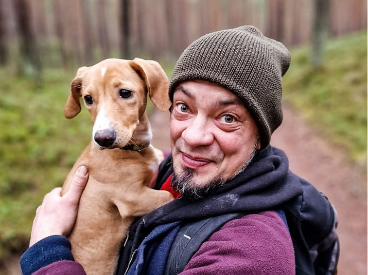 Raivo Andersons ar sunīti Deiziju.