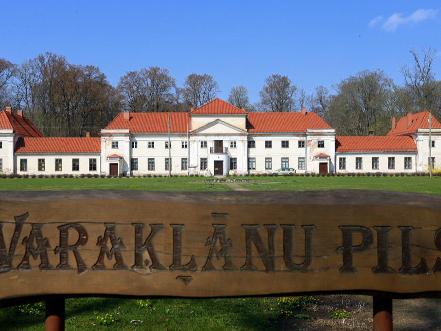 Varakļānu muižas pilī kopš 1997. gada darbojas Varakļānu novada muzejs. Pils telpās ir atklāti vērtīgi 18.–19. gs. sienu un griestu gleznojumi, apskatāmi pils telpu interjeri un kapela. Muzejā ir izveidota modernizēta pastāvīgā ekspozīcija par M. fon der Borha dzīvi un zinātnisko darbību, kā arī Varakļānu pilsētas un novada vēsturi.