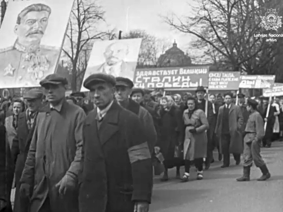 Rīdzinieki 1945. gada 9. maijā organizēti dodas uz centrālo mītiņu Rīgā. Kinožurnālā “Padomju Latvija" diktora teksts: “Ļaudis līksmos gājienos devās uz Esplanādi.”