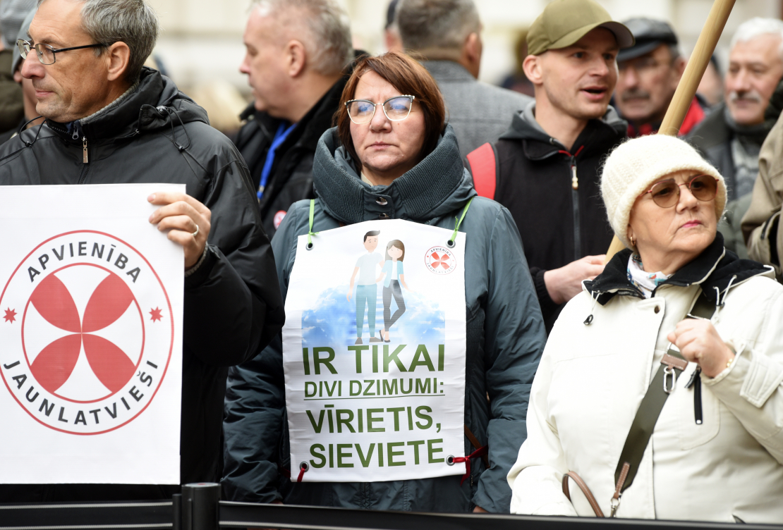 Pie Saeimas frakcijām nepiederošās deputātes Glorijas Grevcovas pārstāvētā partija "Apvienība Jaunlatvieši" pie Saeimas nama rīko piketu pret Stambulas konvencijas ratifikāciju.