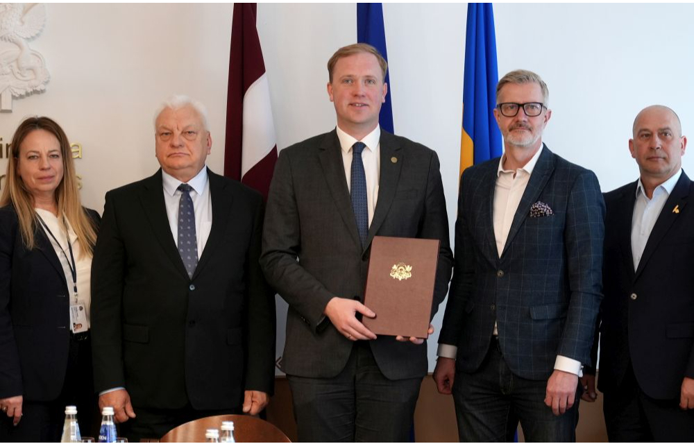 Patērētāju tiesību aizsardzības centra direktore Zaiga Liepiņa, Latvijas Piensaimnieku Centrālās savienības valdes priekšsēdētājs Jānis Šolks, ekonomikas ministrs Viktors Valainis, Latvijas Tirdzniecības un rūpniecības kameras valdes priekšsēdētājs Jānis Endziņš un biedrības "Zemnieku saeima" valdes priekšsēdētājs Juris Lazdiņš piedalās preses konferencē, kurā paraksta memorandu par pārtikas cenu samazināšanu.