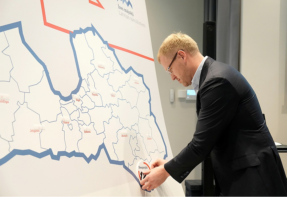 Daugavpils mērs Andrejs Elksniņš uzskata, ka viņa valdīšanas laikā pilsētā beidzot iestājusies politiskā stabilitāte, kamēr konkurenti norāda, ka viņa vadības stilā pēdējā laikā esot vērojamas "totalitārisma pazīmes".