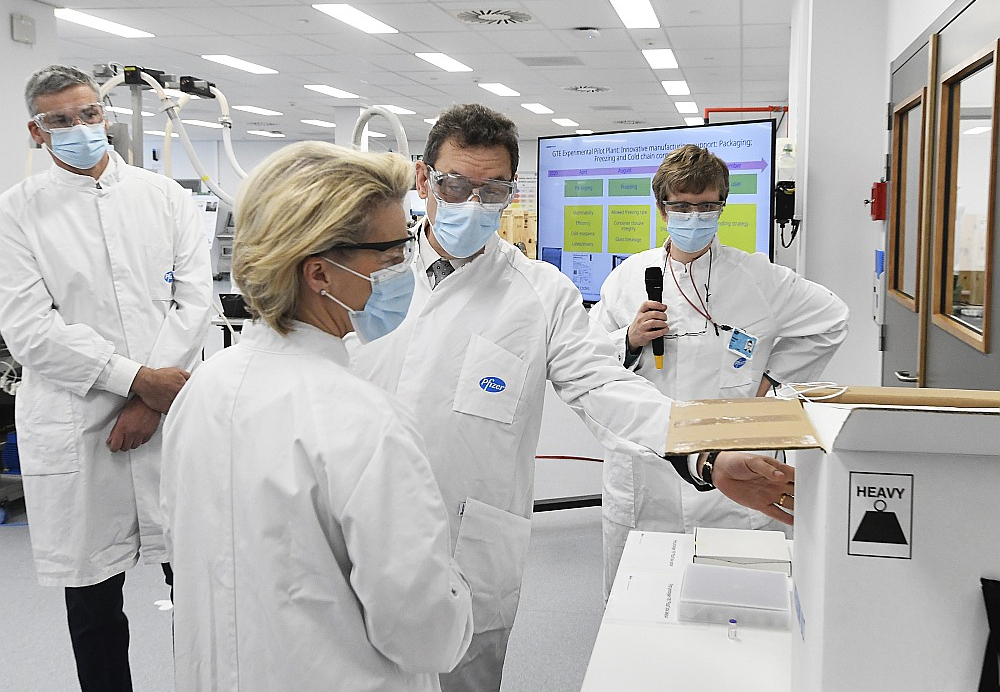 "Pfizer" izpilddirektors Alberts Burla (centrā) Eiropas Komisijas prezidentei Urzulai fon der Leienai izrāda "Pfizer" ražotni Beļģijā viņas oficiālās vizītes laikā 2021. gada 23. aprīlī.