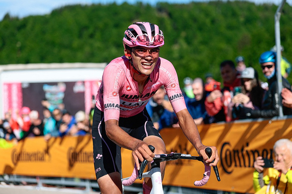 Meksikānis Izāks del Toro daudziem par pārsteigumu piecus posmus pirms beigām ir "Giro d’Italia" velobrauciena kopvērtējuma līderis.