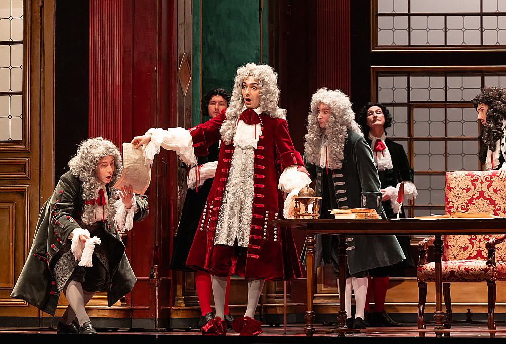 Diemžēl operas režisors Makss Emanuels Cenčičs uz skatuves uzlika statiskus cilvēkus, kas labi dzied (un tieši šis princips savulaik noveda līdz baroka operas krīzei, kur izrāde pārvērtās par "koncertu kostīmos").