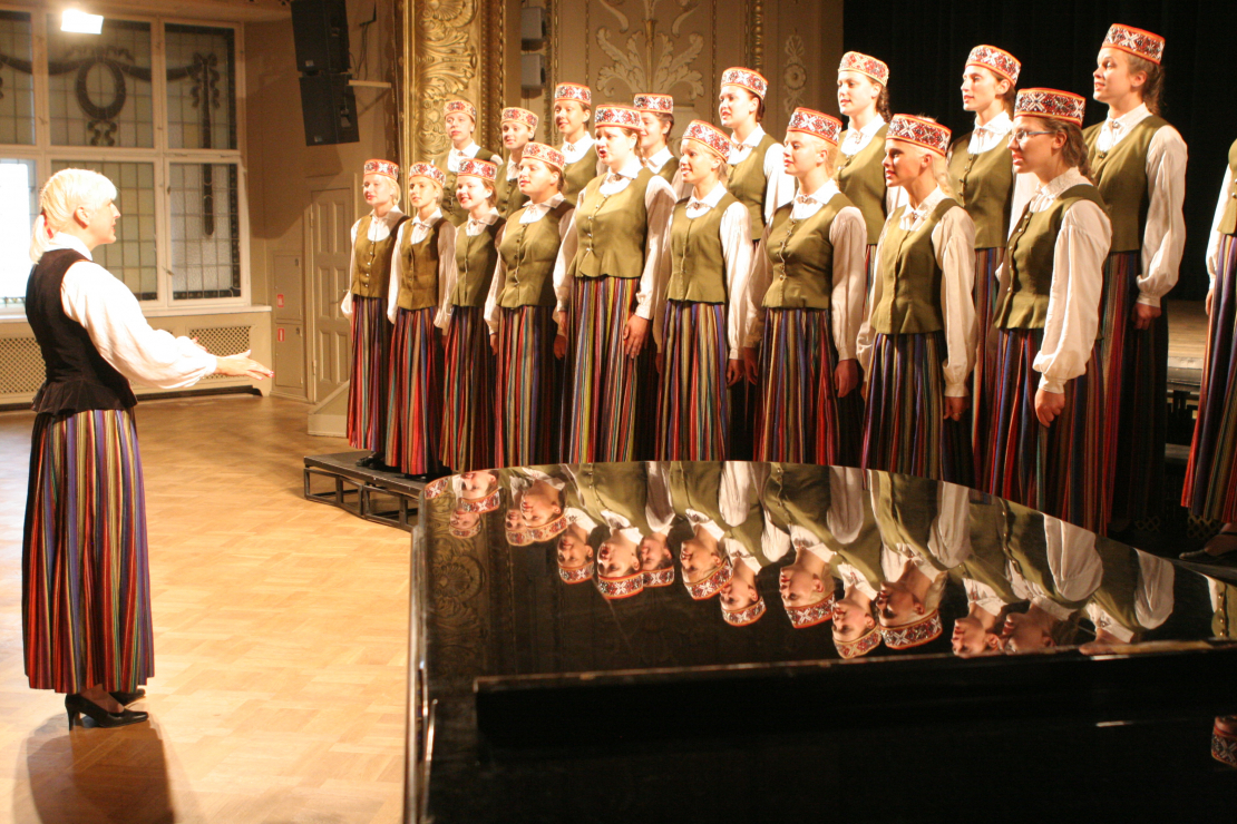 X Latvijas skolu jaunatnes dziesmu un deju svētku koru fināla konkursā 2010. gadā sacentās 76 kori.