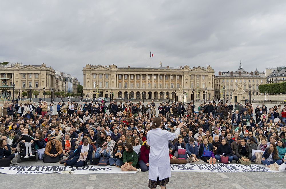 Protesta akcija pret asistētās pašnāvības likumprojektu Konkordijas laukumā Parīzē 27. maijā.