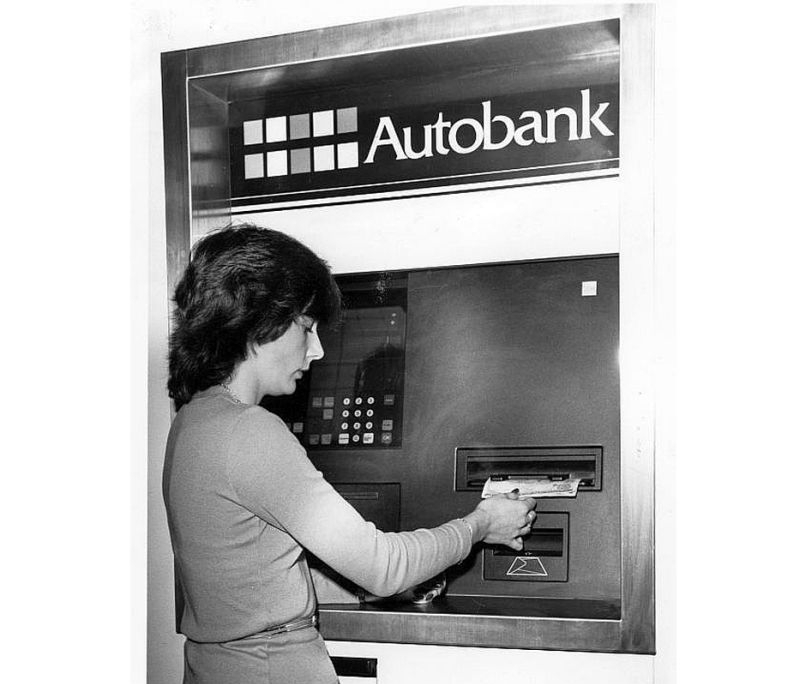 "Autobanka" jeb bankomāts Rietumos 20. gs. 80. gados.