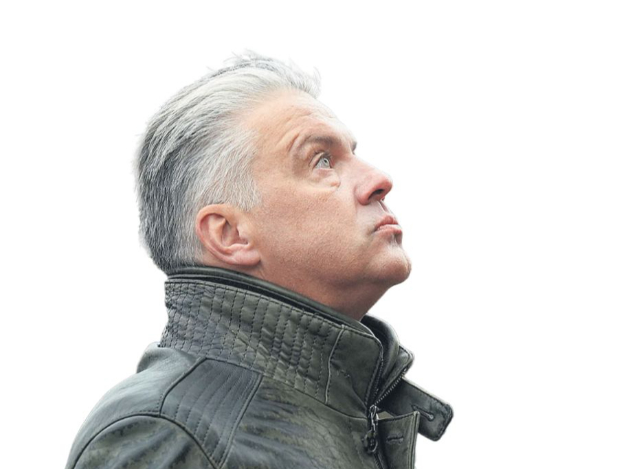 “Pirmdien es došos uz darbu. Ja Saeimas spīkere mani aicinās tikties, es, protams, neatteikšu, bet pats neuzprasīšos. Man nav par ko taisnoties,” saka Juris Jansons. Attēlā: Juris Jansons 2024. gada 18. novembrī pie Brīvības pieminekļa.