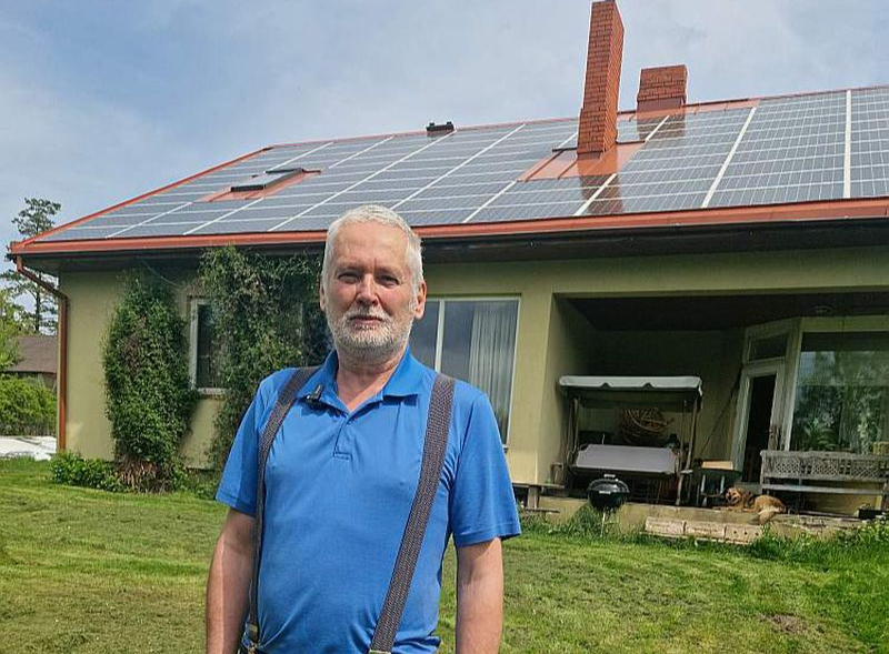 "Neto norēķinu sistēmai (NNS) ir jāvelta vairāk laika un jāiegulda papildu līdzekļi," Edmunds Zālīte dalās pieredzē par jauno mikroģenerācijas norēķinu sistēmu, kuru izmanto. "Daudzi negrib ņemties ar akumulācijas sistēmām, kā arī vairāk pieskatīt elektrosistēmu, proti, pārdot tad, kad cena ir augsta, un pirkt, kad tā ir zema, tāpēc paliek pie neto uzskaites sistēmas (NUS), jo tā ir vienkāršāka."