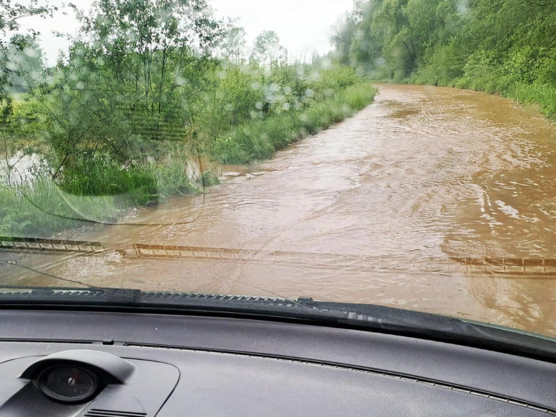 Jošas strauts Madonas novada Mētrienas pagastā pagājušajā piektdienā pieņēmis Kujas upes apmērus un nopludinājis Mūrnieku – Gaigaliešu ceļu.