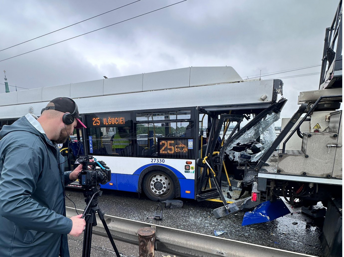 Neparasts negadījums: "Rīgas satiksmes" transports avarē ar... citu "Rīgas satiksmes" transportu.