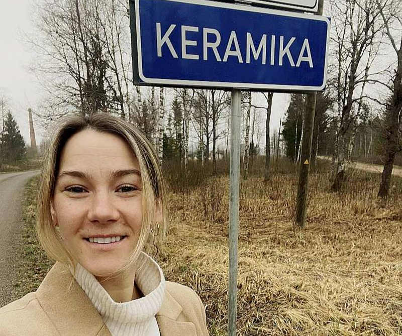 "Mana darbnīca atrodas īpašā vietā – bijušajā Padures ķieģeļu un keramikas fabrikā, ciemā "Keramika", netālu no Kuldīgas," teic Amanda Lutere, flīžu zīmola "AmaNORD" izveidotāja.