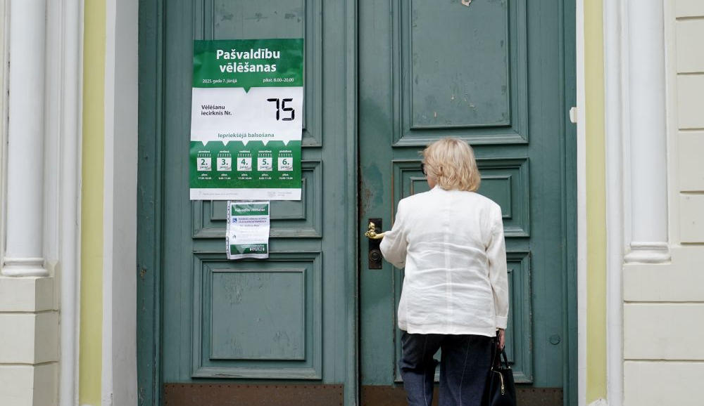 Pašvaldību vēlēšanu iepriekšējā balsošana 75. vēlēšanu iecirknī Rīgas valsts 1. ģimnāzijā.