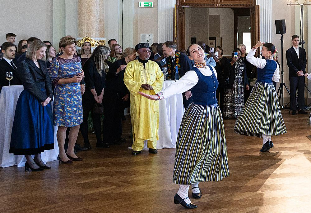 Pieņemšanā par godu Āfrikas valstu forumam 11. maijā Latvijas Valsts mākslas muzeja telpās Rīgā gan dejoja latviešu tautas dejas, gan skanēja Āfrikas ritmi. No kreisās priekšplānā – Latvijas kultūras ministre Agnese Lāce, ārlietu ministre Baiba Braže. Ugandas ārlietu ministrs Odongo Džedžu Abubaharu - vidū dzeltenajā tērpā.