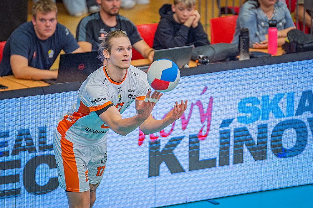 Renārs Jansons Čehijas volejbola ekstralīgas finālspēlē gatavojas izpildīt servi.