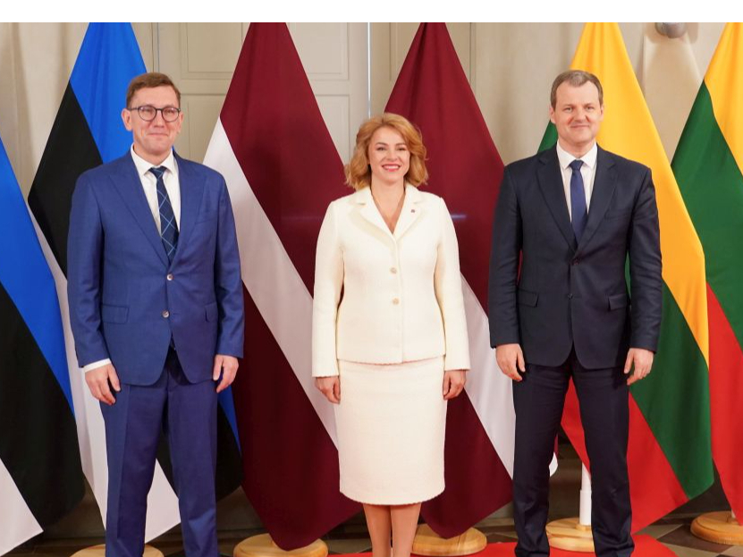 Igaunijas premjerministrs Kristens Mihals (no kreisās), Ministru prezidente Evika Siliņa un Lietuvas premjerministrs Gintauts Palucks.