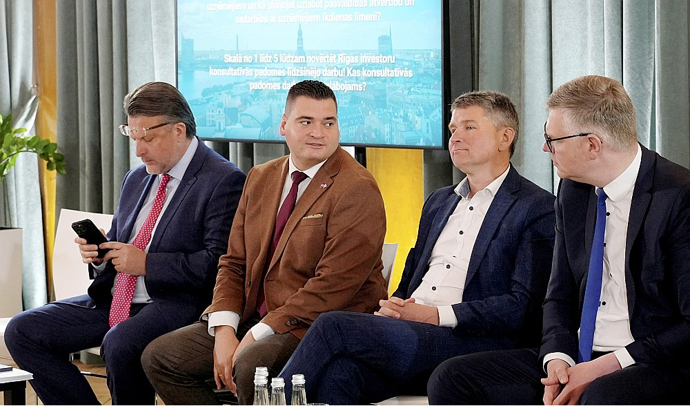 Sarakstu līderi Rīgas domes vēlēšanām: Vilnis Ķirsis ("JV") (no labās), Māris Sprindžuks ("AS"), Edvards Ratnieks (NA), Ainārs Šlesers ("LPV") pirmsvēlēšanu debatēs sēž blakus, bet kādās kombinācijās partijas darbosies pēc vēlēšanām, pašlaik paredzēt grūti. To apliecina arī izvairīgās atbildes par šo tēmu.