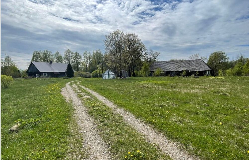 Kā lasāms sludinājumu portālos, piemēram, šādu lauku viensētu un klēti, kas atrodas netālu no Inešu ezera, īpašnieks pārdod par 40 tūkstošiem eiro. Komfortablai dzīvošanai gan būtu vēl jāiegulda daudz...