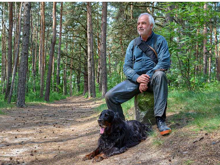 Pastaigas ar suni vai rotaļas ar kaķi ir mērenas intensitātes fiziskās nodarbības, kas veicina veselīgus paradumus un nāk par labu veselībai, jo palīdz uzturēt locītavu veselību un mobilitāti, ceļ enerģijas līmeni un gādā, ka cilvēks regulāri atrodas svaigā gaisā.